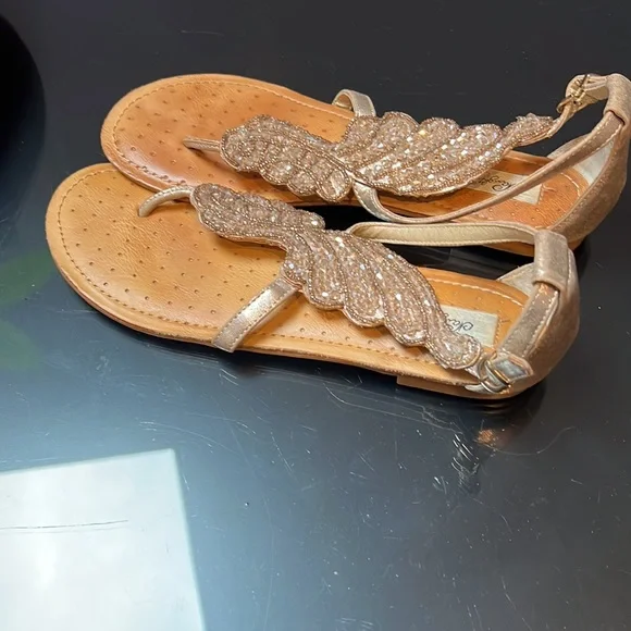 Adorable angel wings gold use maybe a few times - Picture 5 of 6